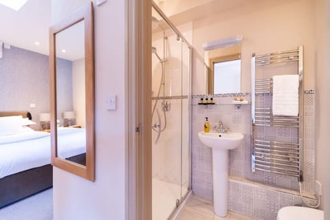 Superior Double Room, Accessible, Ensuite | Bathroom | Towels