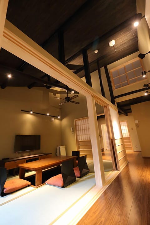 Japanese Villa | Living room | LCD TV, MP3 dock