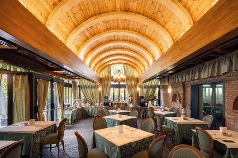 Daily continental breakfast (EUR 10 per person)