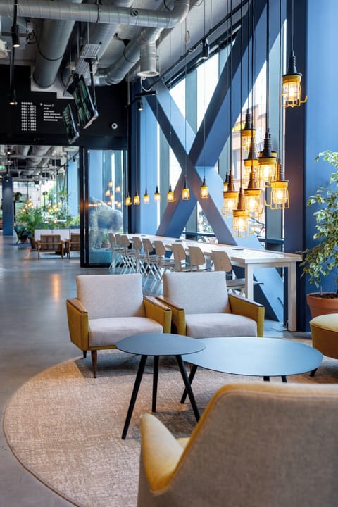 Lobby lounge