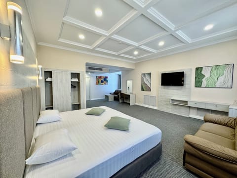 Luxury Suite, 1 King Bed, Hot Tub, City View | Minibar, in-room safe, desk, blackout drapes