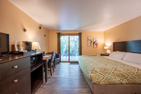 Room, 1 King Bed (Back) | Room amenity