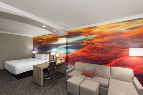 Studio Suite, 1 King Bed, Non Smoking | Premium bedding, desk, blackout drapes, iron/ironing board