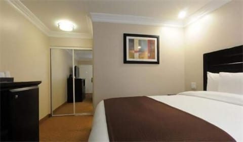 Egyptian cotton sheets, premium bedding, down comforters, pillowtop beds