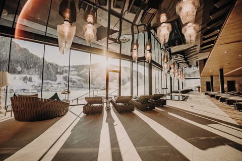 Indoor pool, 2 outdoor pools, free cabanas, pool umbrellas