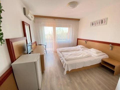 Desk, free cribs/infant beds, free WiFi