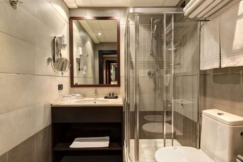 Combined shower/tub, free toiletries, hair dryer, bidet