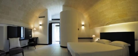 Minibar, in-room safe, desk, free WiFi