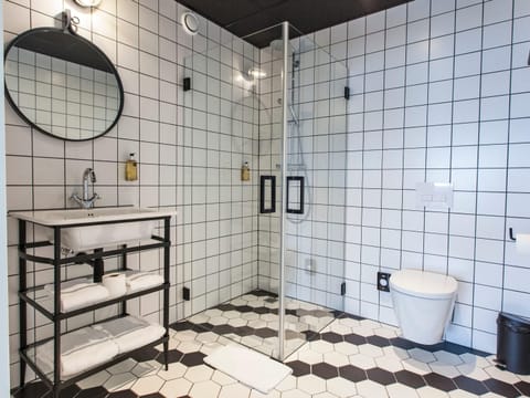 Premium bedding, pillowtop beds, in-room safe, desk