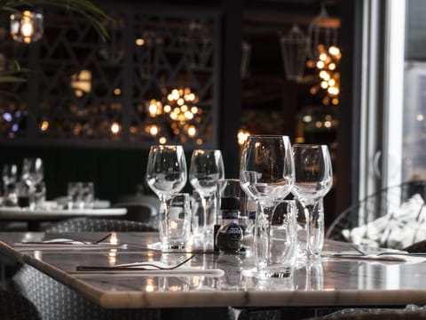 Breakfast and dinner served, international cuisine