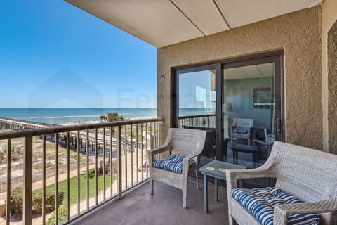 Condo, 2 Bedrooms | Property grounds