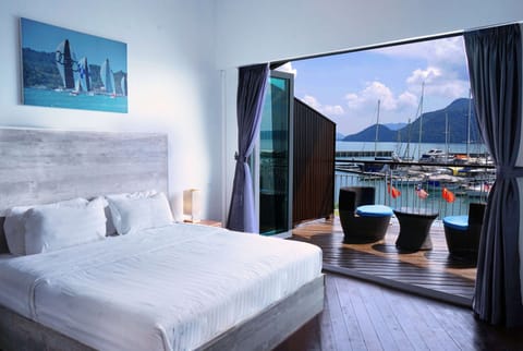 Deluxe Room, 1 King Bed, Non Smoking, Sea View (Executive) | Minibar, in-room safe, desk, iron/ironing board