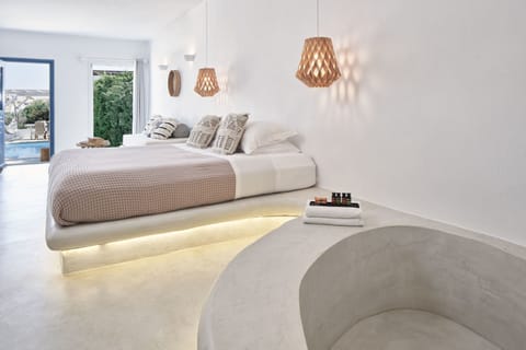 Honeymoon Suite with Lake view, Private pool & Outdoor Jetted Tub | Premium bedding, pillowtop beds, in-room safe, desk