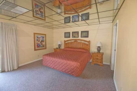 Classic Condo, 2 Bedrooms, Jetted Tub | Free WiFi, bed sheets, wheelchair access