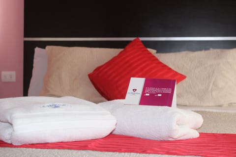 Deluxe Room, 1 King Bed | Premium bedding, free WiFi