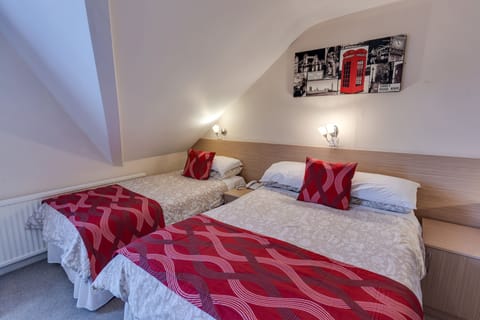 Triple Room | Desk, free WiFi, bed sheets