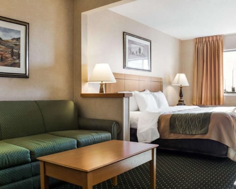 Suite, 1 King Bed with Sofa bed, Non Smoking | Premium bedding, desk, soundproofing, iron/ironing board
