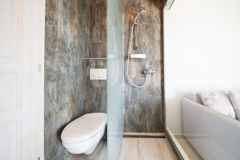 Panoramic Studio Suite, Sea View | Bathroom | Shower, free toiletries, hair dryer, towels