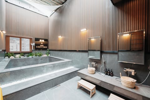 Ryokan (Japanese style room) | Bathroom | Combined shower/tub, free toiletries, hair dryer, bathrobes