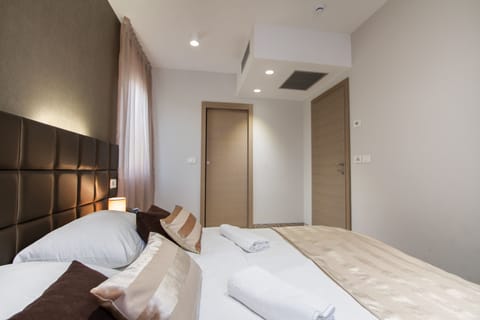 Suite (with Balcony) | Down comforters, minibar, in-room safe, desk