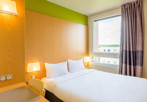 Premium bedding, desk, soundproofing, free WiFi