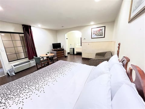 Standard Room, 1 King Bed, Non Smoking | Minibar, iron/ironing board, free WiFi, bed sheets