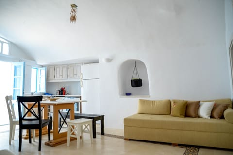 Stovetop, coffee/tea maker, cookware/dishes/utensils