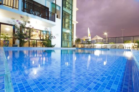 2 outdoor pools, pool umbrellas