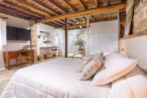 Deluxe Suite, Hot Tub | Free cribs/infant beds, free WiFi, bed sheets