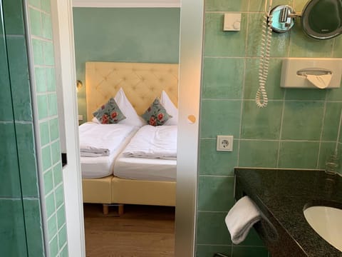 Standard Double Room | Bathroom amenities | Shower, free toiletries, hair dryer, towels