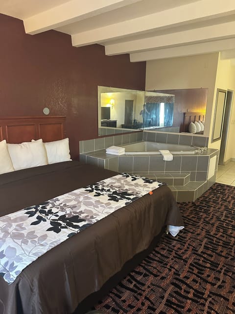 Suite | Free WiFi, bed sheets