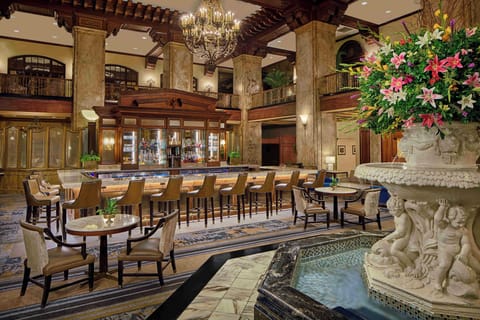 2 bars/lounges, lobby lounge, cocktail bar