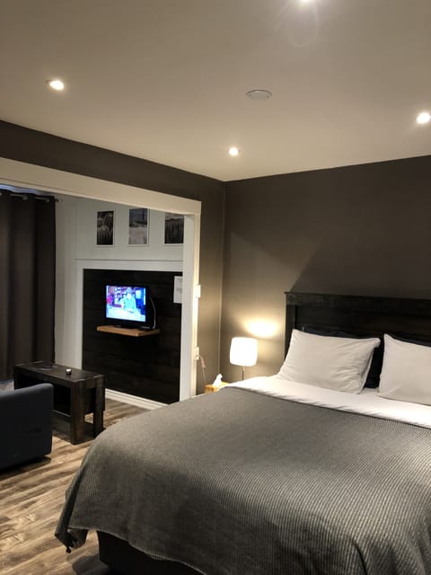 Superior Suite, 1 Queen Bed, Kitchenette | Desk, free WiFi, bed sheets