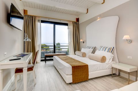 Deluxe Double Room, Balcony, Lake View | Minibar, in-room safe, iron/ironing board, bed sheets