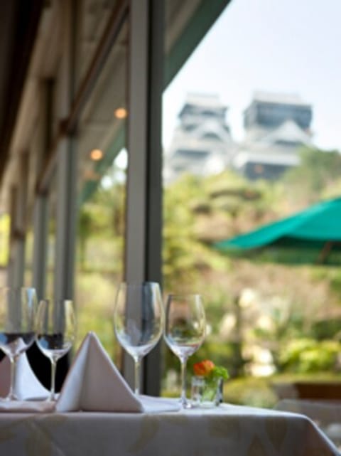 2 restaurants; breakfast, lunch, and dinner served