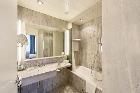 Combined shower/tub, free toiletries, hair dryer, towels