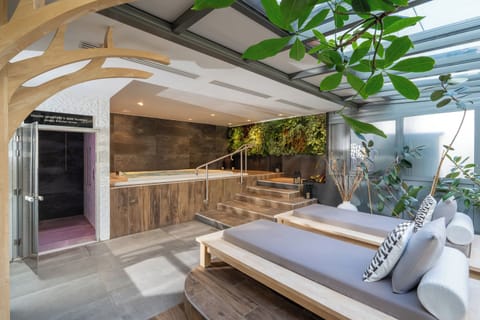 Indoor spa tub