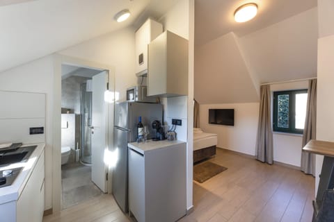 Studio, Courtyard View | Private kitchen | Electric kettle, highchair