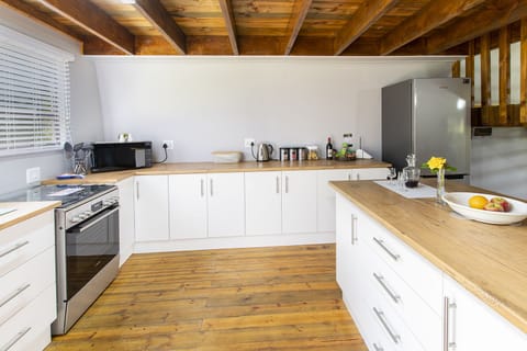 Deluxe Cabin | Private kitchen | Coffee/tea maker, electric kettle, cookware/dishes/utensils