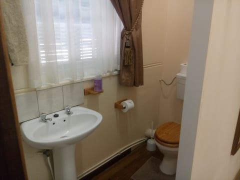 Family Room (Family Luxury Rooms) | Bathroom | Free toiletries, hair dryer, towels