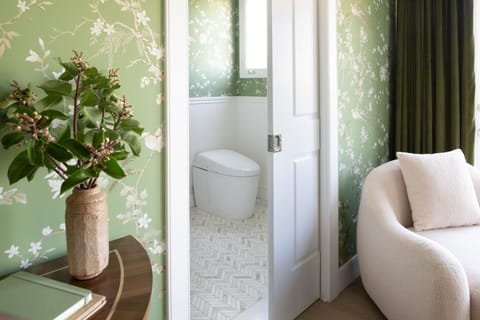 Premium bedding, desk, iron/ironing board, free cribs/infant beds