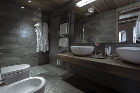 Suite (Colani Suite) | Bathroom | Free toiletries, hair dryer, bathrobes, slippers