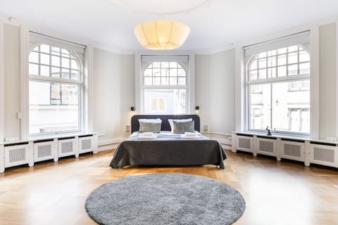 Superior Apartment, Private Bathroom (Amagertorv 33) | 3 bedrooms, individually decorated, individually furnished, desk