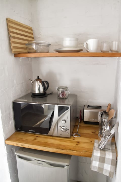 Standard Room, 1 Bedroom (Suikerbos) | Private kitchenette | Electric kettle