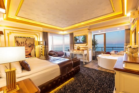 Queen Suite sea view with Jacuzzi | Premium bedding, free minibar items, desk, laptop workspace
