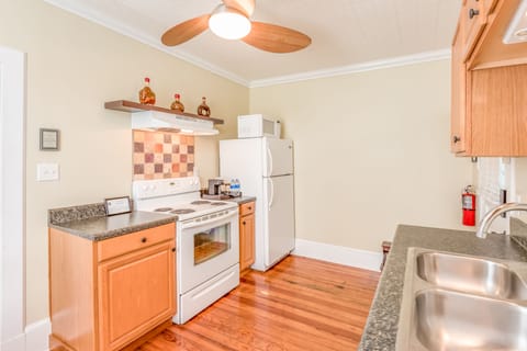 Suite, Non Smoking, Kitchen (Diamond) | Private kitchen | Fridge, microwave, coffee/tea maker