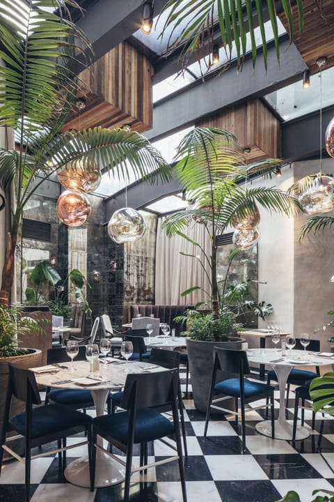 3 restaurants; breakfast, lunch, and dinner served