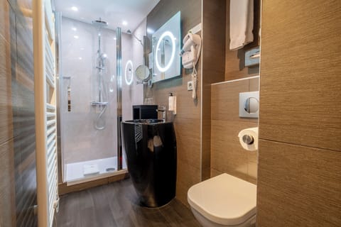 Exclusive Room, 1 King Bed, Non Smoking | Bathroom | Shower, free toiletries, hair dryer, towels