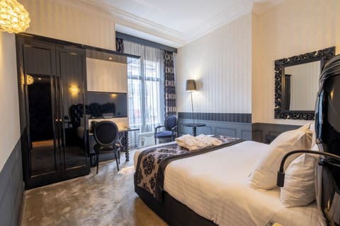 Exclusive Room, 1 King Bed, Non Smoking | Premium bedding, pillowtop beds, minibar, in-room safe