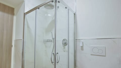 Shower, free toiletries, hair dryer